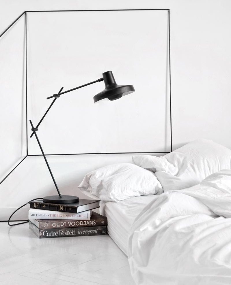 Un exemple d'extra-minimalisme dans la décoration d'une chambre à coucher