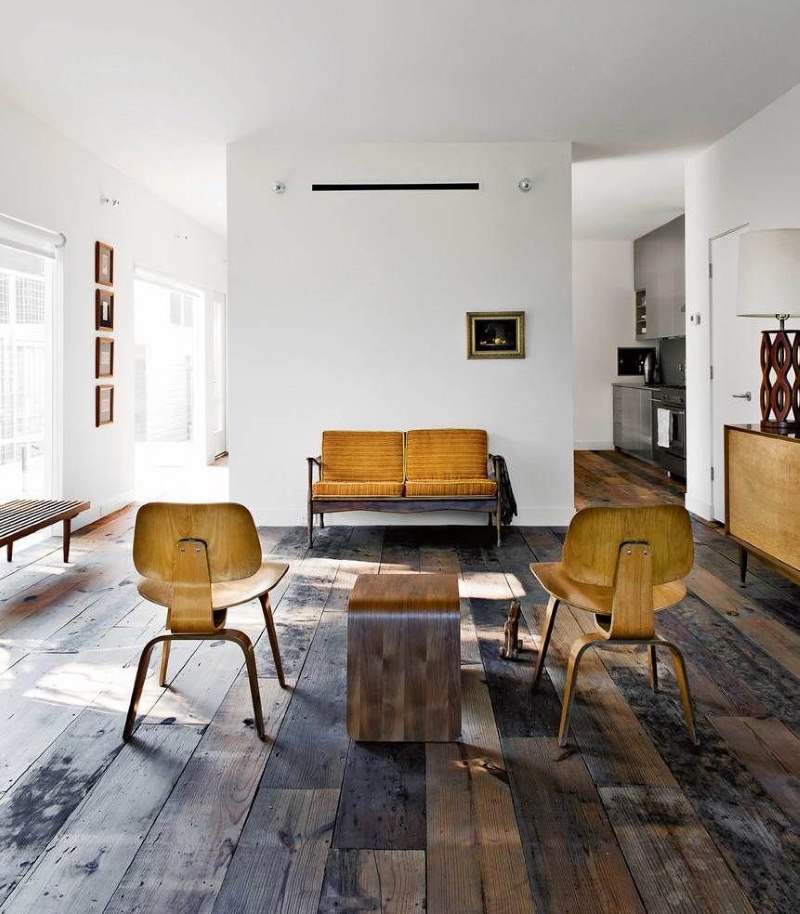 La combinaison de minimalisme et de pays dans un salon moderne