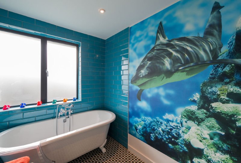 Delfino sul murale in bagno