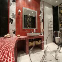 Finitura dei controsoffitti in bagno con mosaico rosso