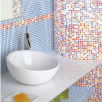Mosaico colorato nel design del bagno