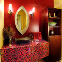 Mosaico rosso all'interno del bagno