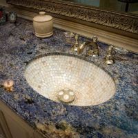Lavandino del bagno in piastrelle a mosaico