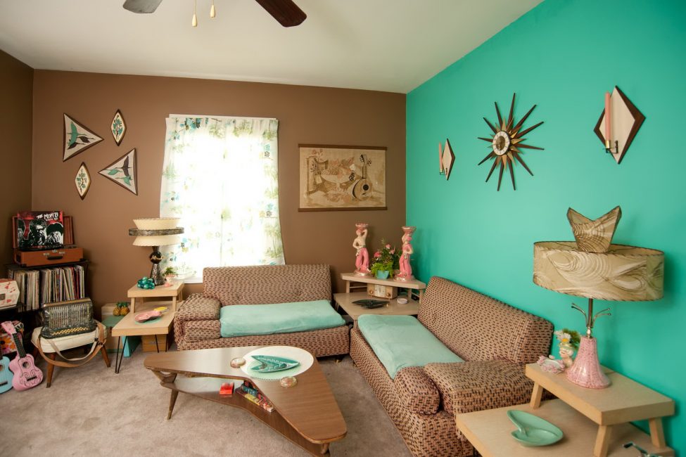 Baby room design con i colori menta e marrone.