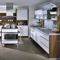Ensemble de meubles avec des façades blanches dans la cuisine dans le style du minimalisme