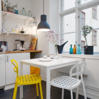Chaise jaune dans une cuisine blanche