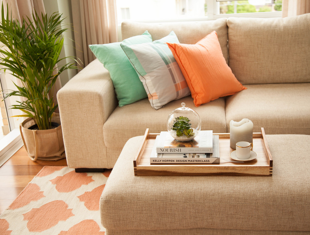 Oreiller orange sur un canapé avec un rembourrage en toile de jute