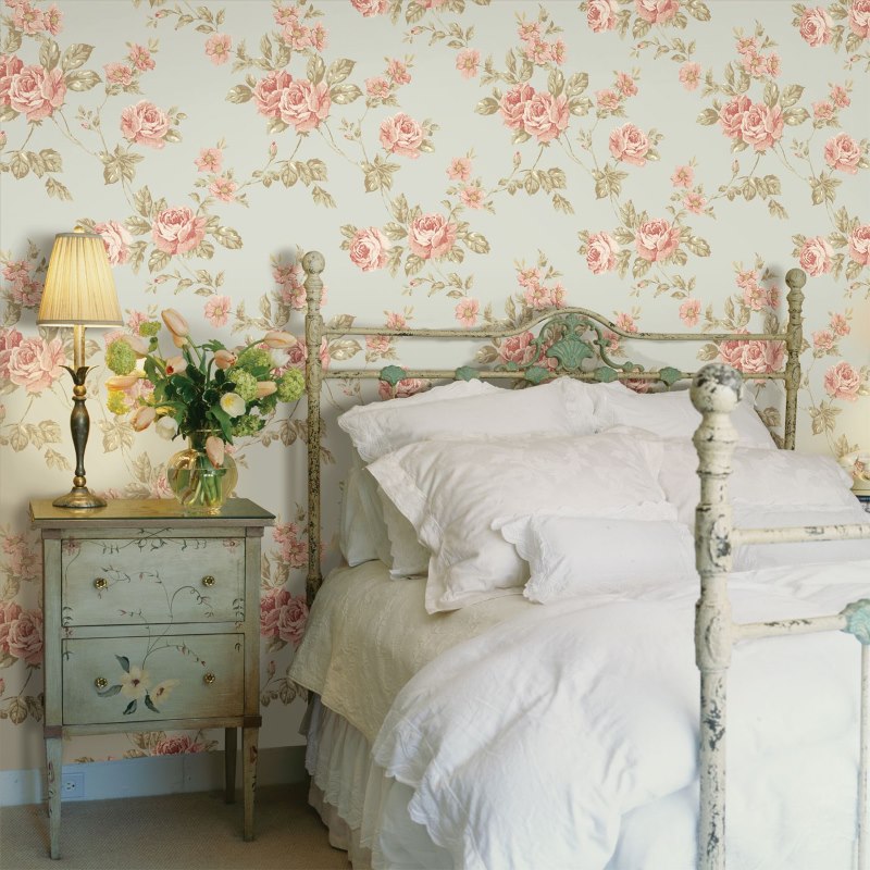 Décoration du mur de la chambre avec du papier peint à fleurs dans un style rustique