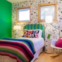 Žalia siena privataus namo miegamajame
