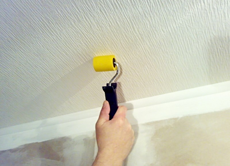Pasting the living room ceiling with vinyl wallpaper