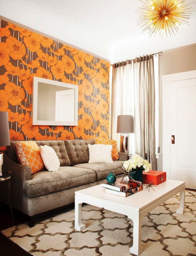 Fleurs orange sur papier peint dans le salon