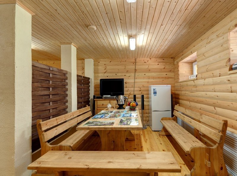 Rivestire le pareti e il soffitto della sala relax nel bagno con il legno