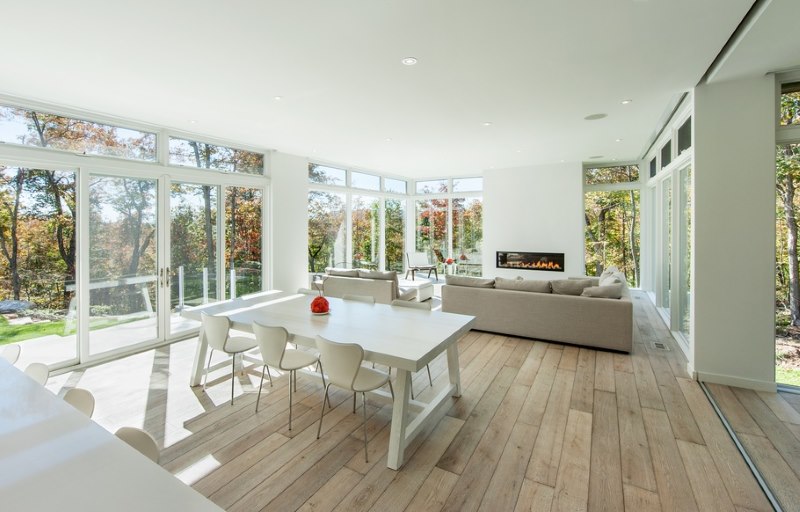 Cuisine / salle à manger dans une maison privée avec fenêtres panoramiques