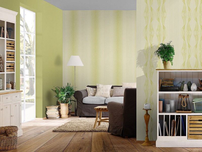 Papier peint vert sur les murs du salon