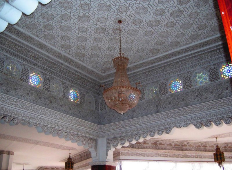 Plafond de style marocain dans le salon d'une maison de campagne