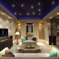 Csillagok a nyújtható mennyezeten a nappaliban