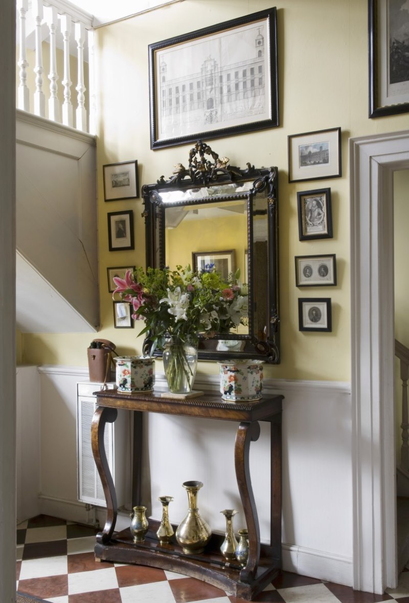 Traliccio in stile classico con rifiniture marroni nel corridoio di una casa privata