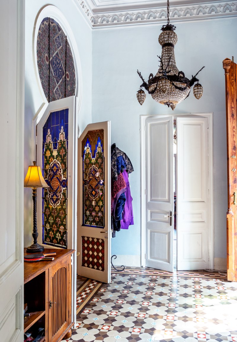 Portes avec vitraux dans le hall d'entrée de style marocain
