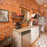 Muro di mattoni rossi nella cucina di una casa privata