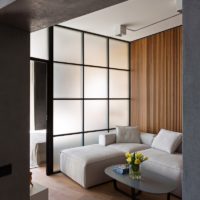 Luminoso divano nel soggiorno in stile industriale