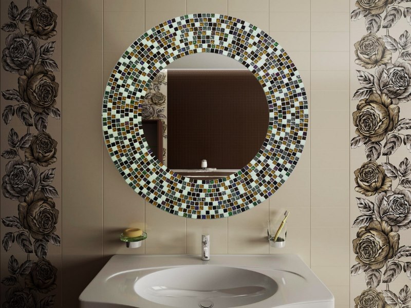 Specchio con cornice a mosaico in bagno