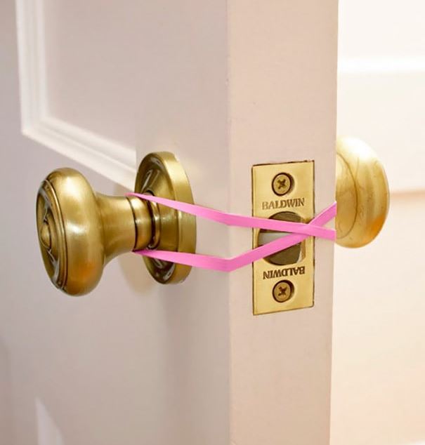 Life hack per la casa - una fascia elastica come chiusura per un fermo porta