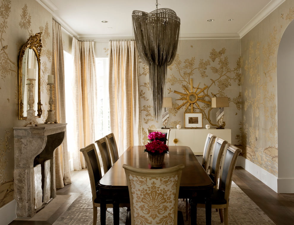 Grande table à manger dans une chambre avec papier peint doré