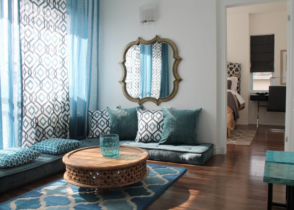 Couleur bleue à l'intérieur de la chambre à coucher de style marocain