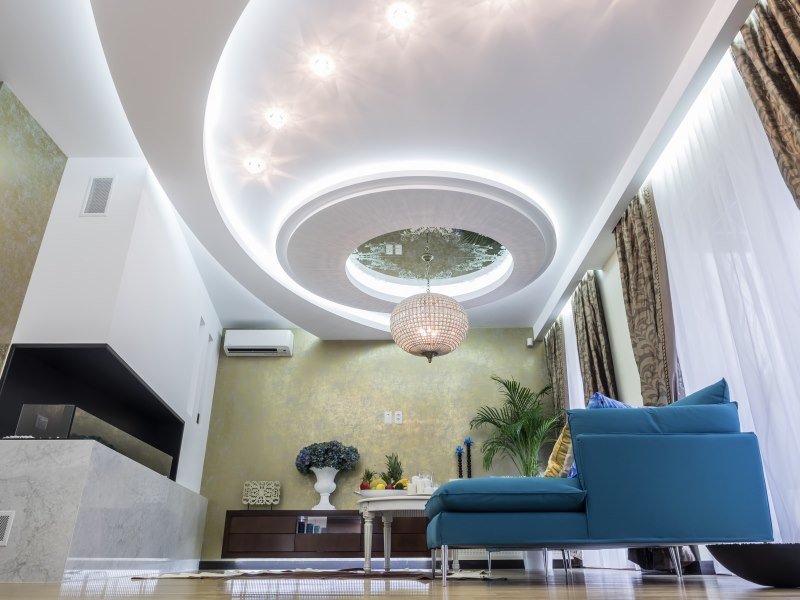 Красив дизайн на тавана с ярко осветление в залата на частна къща