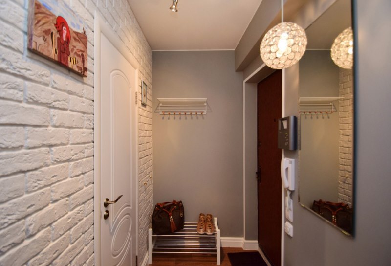 Muro di mattoni bianchi di fronte allo specchio nel corridoio