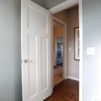 Porte simple de la chambre au couloir