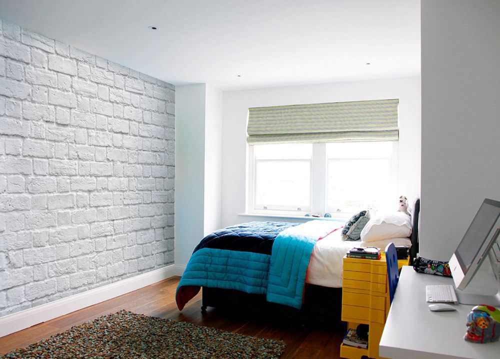 Copriletto luminoso in una camera da letto con pareti bianche