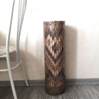 Vase en stratifié de cuivre sur le sol