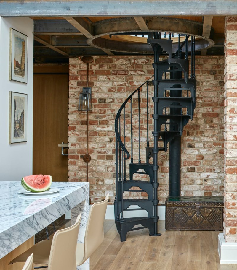 Escalier en colimaçon en métal noir au deuxième étage du loft
