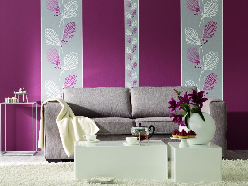 Mise en évidence d'un canapé de salon avec des bandes de papier peint vibrant