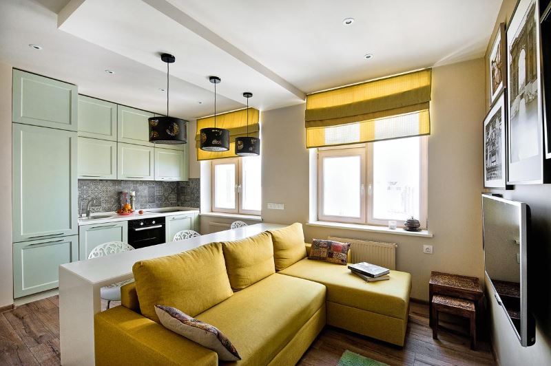 Canapé jaune dans la conception d'un studio