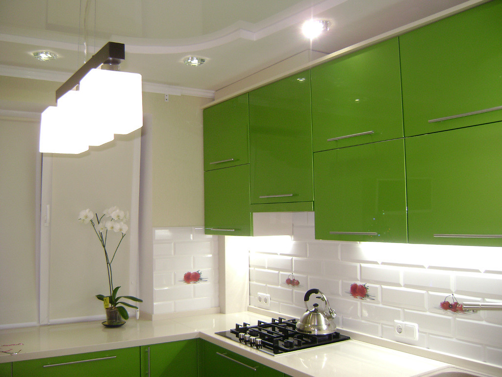 Interno di una cucina bianca con un set verde