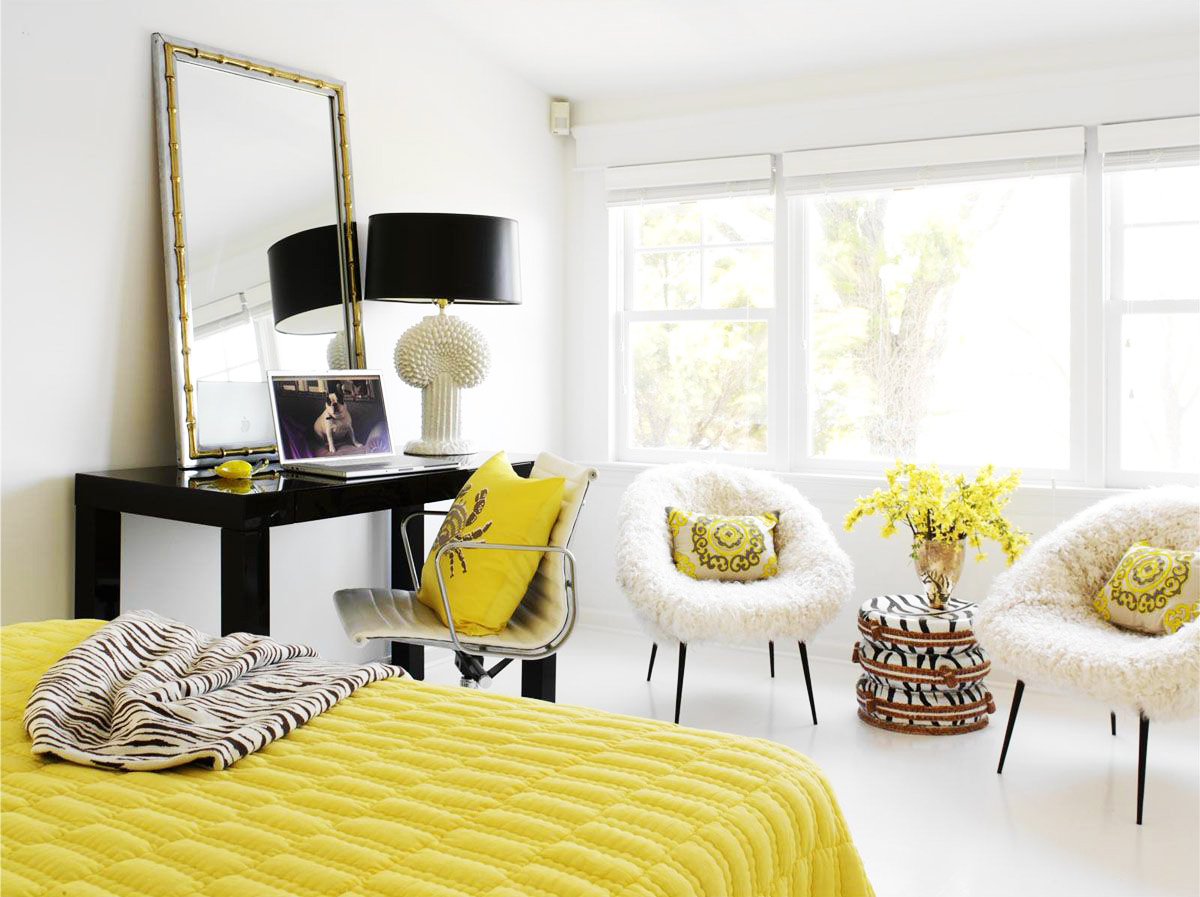 Couvre-lit jaune dans une chambre blanche