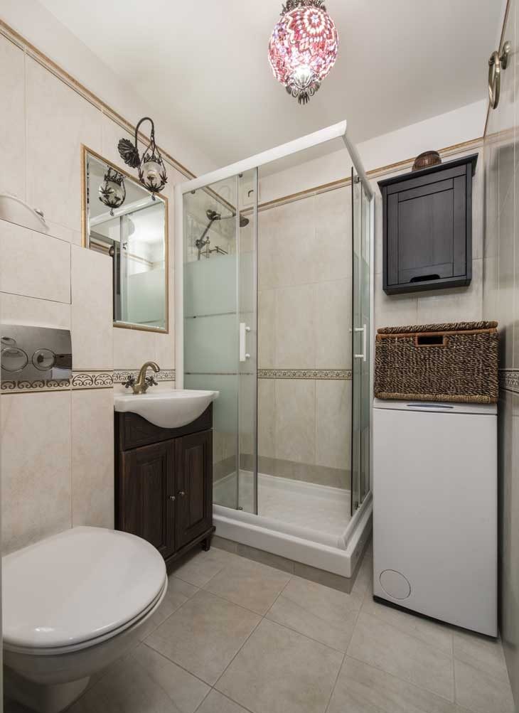 Intérieur d'une petite salle de bain avec douche