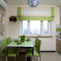 Salle à manger verte dans une petite cuisine
