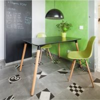 Table et chaise sur pieds en bois
