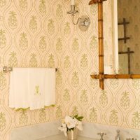 Rausvai žali tapetai vonios kambaryje
