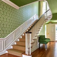 Murs d'escalier avec papier peint vert