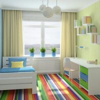 Vaikų kambarys su dryžuotomis grindimis