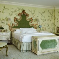 Klasikinis miegamojo interjeras su žaliomis tapetomis