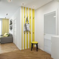 Cintre jaune avec crochets dans le couloir d'une maison de campagne