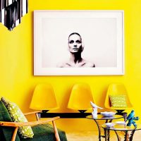 Décorer un mur jaune avec une photo en noir et blanc