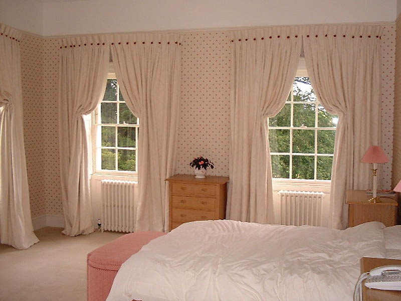 Italian curtains in the interior of the female bedroom