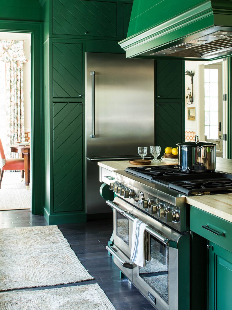 Elegante cucina in tonalità smeraldo
