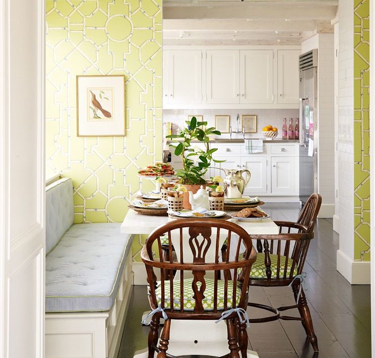 Žali tapetai su geometriniais raštais ant virtuvės sienų